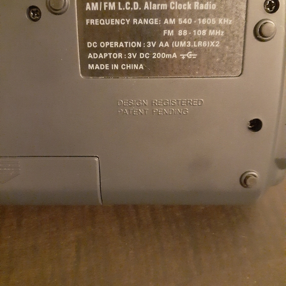 Seth Thomas Cordless Travel Clock Radio. - Picture 5 of 6